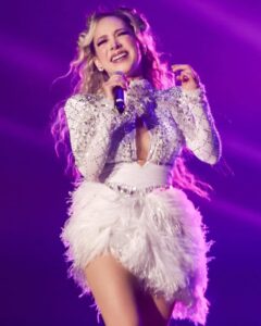 Naydelin Navarrete Instagram - Lo que comenzó como una fecha en la Arena cdmx se convirtió en 3 presentaciones (Mty, gdl) no habíamos siquiera hecho la primera y por el sould out se abrieron más lugares que por supuesto se volvieron a agotar. Fue tal la respuesta del público, que una semana antes de la fecha, nos anunciarían que “2000s x siempre” haría gira por toda la República en marzo del 2024… Todo esto sin antes subir al escenario, pero ese día... Ese 5 de agosto quedará en mi memoria por siempre! Aún estoy procesando lo qué pasó… fue más que mágico, más que ensordecedor, fuimos 20,000 niños cantando y bailando las canciones con las que crecimos y que marcaron una generación! Y por si fuera poco, por qué USTEDES lo pidieron, no será marzo del siguiente año, si no que iniciamos la gira este 12 de octubre en el Pepsi center!! 😱😱 Así que GRACIAS! Gracias por su amor! Por crecer con nosotros! Y por seguir aquí cerquita!❤️🫶🏻mi gratitud y cariño.. X SIEMPRE! Fotatza 📸 @soy_alanhdez @2000sxsiempre @2000spoptour #concierto #arenacdmx #gira #octubre #2023 #amigosxsiempre #complicesalrescate #aventuraseneltiempo