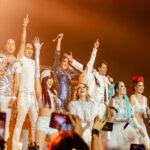 Naydelin Navarrete Instagram - Lo que comenzó como una fecha en la Arena cdmx se convirtió en 3 presentaciones (Mty, gdl) no habíamos siquiera hecho la primera y por el sould out se abrieron más lugares que por supuesto se volvieron a agotar. Fue tal la respuesta del público, que una semana antes de la fecha, nos anunciarían que “2000s x siempre” haría gira por toda la República en marzo del 2024… Todo esto sin antes subir al escenario, pero ese día... Ese 5 de agosto quedará en mi memoria por siempre! Aún estoy procesando lo qué pasó… fue más que mágico, más que ensordecedor, fuimos 20,000 niños cantando y bailando las canciones con las que crecimos y que marcaron una generación! Y por si fuera poco, por qué USTEDES lo pidieron, no será marzo del siguiente año, si no que iniciamos la gira este 12 de octubre en el Pepsi center!! 😱😱 Así que GRACIAS! Gracias por su amor! Por crecer con nosotros! Y por seguir aquí cerquita!❤️🫶🏻mi gratitud y cariño.. X SIEMPRE! Fotatza 📸 @soy_alanhdez @2000sxsiempre @2000spoptour #concierto #arenacdmx #gira #octubre #2023 #amigosxsiempre #complicesalrescate #aventuraseneltiempo