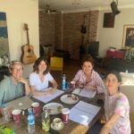 Nazan Kesal Instagram - Sinema filmi Suyun Yüzü, ilk buluşma 🥰 Zeynep Köprülü Zeka nın ilk uzun metrajlı filmi “Suyun Yüzü” için buluştuk. Nasıl güzel bir senaryo👌 nasıl güzel bir ekip ❤️💐 Çok güzel olacağına inandığım bu ilk filmin ,ilk okumasını yaptık. @zipkop @cemreebuzziya_ #suyunyüzü #sinemafilmi Rastgele✋🏾💐