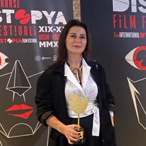 Nazan Kesal Instagram - 2.Uluslararası Distopya Film Festivali Onur ödülü için layık görenlere şükran🙏🏻
Bu ödül #iranda kadın,özgürlük ve yaşam mücadelesi veren kızkardeşlerimiz için✌🏻💐
#mahsaamini🌹