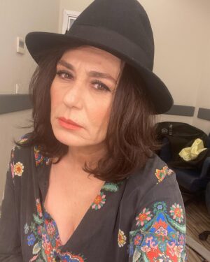 Nazan Kesal Instagram - ŞAPKAMDA YAĞMUR

 
Şapkamda yağmur içli bir şarkı söylüyor
Nasıl da söylüyor dudaklarıyla
O hacı gökyüzünün yıldızları ötmüyor
İşimiz artık ıslanmış horozlarla

Küçük adımlarla inmiş şehrin batı kapısından
Şaşırtmış annemi kocaman gözleriyle
Uykusundan etmiş keçileri oğlakları
Yollarda uygunsuz açık saçık yatan

Ben bir gün bu kasabadan giderim
Yağmur da benimle gelir mi bilmiyorum
Şapkamda yağmur içli bir şarkı söylüyor
Oturmuş şapkamda şarkıyı dinliyorum.

Ergin Günçe
( 1938 -  1983 )🌹