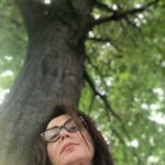 Nazan Kesal Instagram - Ben de ağaçların soyundanım,bu bayat havayı solumak beni de kederlendiriyor . Furuğ Furuğzad Bir kadın hikayesi Yaralarım Aşktandır Sezonun ilk oyunu 19 Ekim Çarşamba @modasahnesi nde başlıyoruz. @yaralarmasktandr @sebnemisiguzel yazdı @berfinzenderlioglu yönetti Biletler @mobilet te satışta https://www.mobilet.com/event/yaralarim-asktandir-7725-5ced