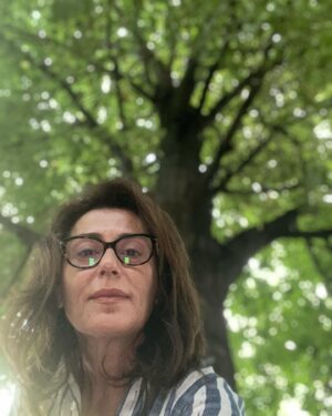 Nazan Kesal Instagram - Ben de ağaçların soyundanım,bu bayat havayı solumak beni de kederlendiriyor .
Furuğ Furuğzad Bir kadın hikayesi 
Yaralarım Aşktandır 
Sezonun ilk oyunu
19 Ekim Çarşamba @modasahnesi nde başlıyoruz.
@yaralarmasktandr 
@sebnemisiguzel yazdı @berfinzenderlioglu yönetti
Biletler @mobilet te satışta

https://www.mobilet.com/event/yaralarim-asktandir-7725-5ced