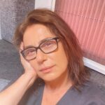 Nazan Kesal Instagram - Dün akşamın hafif yorgunluğu … @urladam_ Kalbim Urla Dam Ağaçlı Sahnede kaldı ❤️@yaralarmasktandr seyretmeye gelen bütün seyircilerimize şükran🙏🏻💐Ne güzel bir akşamdı ve ne güzel bir seyirci🎭 #set#istanbul #karavan #digitaldizi