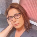 Nazan Kesal Instagram - Dün akşamın hafif yorgunluğu … @urladam_ Kalbim Urla Dam Ağaçlı Sahnede kaldı ❤️@yaralarmasktandr seyretmeye gelen bütün seyircilerimize şükran🙏🏻💐Ne güzel bir akşamdı ve ne güzel bir seyirci🎭 #set#istanbul #karavan #digitaldizi