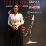 Nazan Kesal Instagram - 2.Uluslararası Distopya Film Festivali Onur ödülü için layık görenlere şükran🙏🏻 Bu ödül #iranda kadın,özgürlük ve yaşam mücadelesi veren kızkardeşlerimiz için✌🏻💐 #mahsaamini🌹
