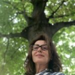 Nazan Kesal Instagram - Ben de ağaçların soyundanım,bu bayat havayı solumak beni de kederlendiriyor . Furuğ Furuğzad Bir kadın hikayesi Yaralarım Aşktandır Sezonun ilk oyunu 19 Ekim Çarşamba @modasahnesi nde başlıyoruz. @yaralarmasktandr @sebnemisiguzel yazdı @berfinzenderlioglu yönetti Biletler @mobilet te satışta https://www.mobilet.com/event/yaralarim-asktandir-7725-5ced