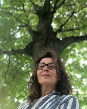 Nazan Kesal Instagram - Ben de ağaçların soyundanım,bu bayat havayı solumak beni de kederlendiriyor .
Furuğ Furuğzad Bir kadın hikayesi 
Yaralarım Aşktandır 
Sezonun ilk oyunu
19 Ekim Çarşamba @modasahnesi nde başlıyoruz.
@yaralarmasktandr 
@sebnemisiguzel yazdı @berfinzenderlioglu yönetti
Biletler @mobilet te satışta

https://www.mobilet.com/event/yaralarim-asktandir-7725-5ced