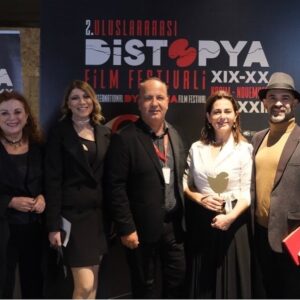 Nazan Kesal Instagram - 2.Uluslararası Distopya Film Festivali Onur ödülü için layık görenlere şükran🙏🏻
Bu ödül #iranda kadın,özgürlük ve yaşam mücadelesi veren kızkardeşlerimiz için✌🏻💐
#mahsaamini🌹