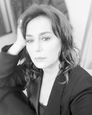 Nazan Kesal Instagram - Siyah-Beyaz 
Bu iki renk sadece fotograflarda kalsın.
Yaşamdaki ana ve ara renklerimizi hiç unutmadan!!
Kırmızı
Mavi
Sarı
Yeşil
Mor
Pembe
Kahverengi 
….
…