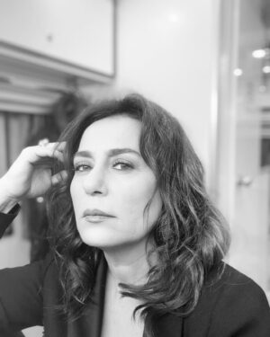 Nazan Kesal Instagram - Siyah-Beyaz 
Bu iki renk sadece fotograflarda kalsın.
Yaşamdaki ana ve ara renklerimizi hiç unutmadan!!
Kırmızı
Mavi
Sarı
Yeşil
Mor
Pembe
Kahverengi 
….
…