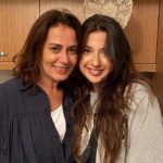 Nazan Kesal Instagram - Filmler biter,dostluklar kalır geriye🙏🏻Suyun Yüzü film senaryosunu dört yıldır ince ince işleyip ilk uzun metrajında beni hayalinin bir parçası yaptığı için yönetmenimiz Zeynep e, Yapımcımız Utkuya ve tüm emeği geçenlere şükran🙏🏻💐Nice bağımsız filmlere🔥#suyunyüzü #sinemafilmi
