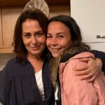 Nazan Kesal Instagram - Filmler biter,dostluklar kalır geriye🙏🏻Suyun Yüzü film senaryosunu dört yıldır ince ince işleyip ilk uzun metrajında beni hayalinin bir parçası yaptığı için yönetmenimiz Zeynep e, Yapımcımız Utkuya ve tüm emeği geçenlere şükran🙏🏻💐Nice bağımsız filmlere🔥#suyunyüzü #sinemafilmi