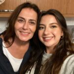 Nazan Kesal Instagram - Filmler biter,dostluklar kalır geriye🙏🏻Suyun Yüzü film senaryosunu dört yıldır ince ince işleyip ilk uzun metrajında beni hayalinin bir parçası yaptığı için yönetmenimiz Zeynep e, Yapımcımız Utkuya ve tüm emeği geçenlere şükran🙏🏻💐Nice bağımsız filmlere🔥#suyunyüzü #sinemafilmi