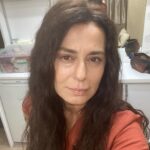 Nazan Kesal Instagram - Hayatla Barış filmimin son sahnesini çektim,Aysele sonkez baktım..Ayseli seyirciye emanet ederek vedalaştım. Barışın annesi olma yolculuğumda filmin yönetmeni sevgili Ekin e @ekinpandir ve yön yardımcımız @ceylankarasarlioglu na yapımcımız @hunkardogann a uygulayıcı yapımcımız @erdalbali ye canlarım @taner_olmez Taner e ve Barışa @baristelliofficial görüntü yönetmenimiz #serdarünlütürk e hazırlık ekibine @beseyustel Bu anlamlı filme emeği geçen katkı ,sunan değer katan ,herkese şükran🙏🏻 @hayatlabarisfilm Hayatla Barış yakında sinemalarda🫶😎