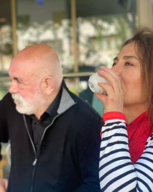 Nazan Kesal Instagram - Yine de yetiştim imzaya🥰😎 @kesalercan @kronikkitap #cebimdekiekmekkırıntıları #remzikitabevi #imzagünü