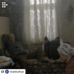 Nazan Kesal Instagram - 2013 yılında yönetmenliğini yaptığım ilk kısa filmim #salıncak şimdi @mubiturkiye de👁️Bir kadının yaşamının son 12 dakikasına tanıklık edeceksiniz. Senaryo :Ercan Kesal Görüntü yönetmeni İlker Berke Ses Tasarımı @agaali Oyuncular,dev kadro🙏🏻 Ahmet Mekin @sebnemhassanisoughi @kesalercan