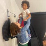 Nazan Kesal Instagram - Bu fotograflara kalbimi bıraktım❤️Dün kulisim tam da dünyanın orta çizgisinden ,Ekvadordan gelen misafirlerimle doldu,taştı. Fenebahçe futbol takımının önemli oyuncularından Enner Valencia nın ailesi ile tanıştık🌺❤️ Dünya insanlığın evi ve sadece geçip gittiğimiz bir yerküre işte! Geride bırakabildiğimiz ise bu fotograf karalerinden sızan saygı,sevgi,hoşgörü, iyilik .. Dün bayram sevinci yaşattığınız ve dünyamı güzelleştirdiğiniz için bu güzel aileye şükran🙏🏻 Ekvadora selam✋🏾 🌺🌺🌺🌺🌺🌺 Bu vesileyle , İyi bayramlar 💐