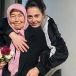 Nazan Kesal Instagram - Bu akşam annem ❤️ilk kez beni sahnede seyretti..ilk kez bir oyunumun seyircisi oldu annem.Tarifsiz bir mutluluk içimde🥰 (Çok ağlamış,öyle dediler🥲) @yaralarmasktandr 3 Aralık Pazar saat 16.00 @modasahnesi
