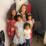 Nazan Kesal Instagram - Bu fotograflara kalbimi bıraktım❤️Dün kulisim tam da dünyanın orta çizgisinden ,Ekvadordan gelen misafirlerimle doldu,taştı. Fenebahçe futbol takımının önemli oyuncularından Enner Valencia nın ailesi ile tanıştık🌺❤️ Dünya insanlığın evi ve sadece geçip gittiğimiz bir yerküre işte! Geride bırakabildiğimiz ise bu fotograf karalerinden sızan saygı,sevgi,hoşgörü, iyilik .. Dün bayram sevinci yaşattığınız ve dünyamı güzelleştirdiğiniz için bu güzel aileye şükran🙏🏻 Ekvadora selam✋🏾 🌺🌺🌺🌺🌺🌺 Bu vesileyle , İyi bayramlar 💐