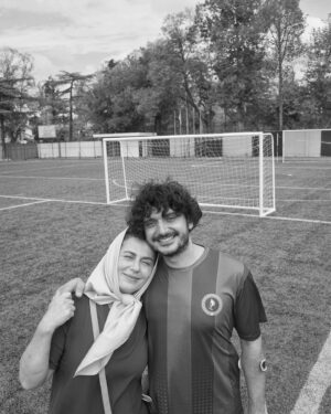 Nazan Kesal Instagram - Hayatla Barış filmimin son sahnesini çektim,Aysele sonkez baktım..Ayseli seyirciye emanet ederek vedalaştım.
Barışın annesi olma yolculuğumda filmin yönetmeni sevgili Ekin e @ekinpandir 
ve yön yardımcımız @ceylankarasarlioglu na 
yapımcımız @hunkardogann a uygulayıcı yapımcımız @erdalbali ye canlarım @taner_olmez Taner e 
ve Barışa @baristelliofficial 
görüntü yönetmenimiz #serdarünlütürk e 
hazırlık ekibine @beseyustel 
Bu anlamlı filme emeği geçen katkı ,sunan değer katan ,herkese şükran🙏🏻
@hayatlabarisfilm Hayatla Barış yakında sinemalarda🫶😎