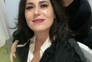 Nazan Kesal Instagram - Bu akşam annem ❤️ilk kez beni sahnede seyretti..ilk kez bir oyunumun seyircisi oldu annem.Tarifsiz bir mutluluk içimde🥰 (Çok ağlamış,öyle dediler🥲) @yaralarmasktandr 3 Aralık Pazar saat 16.00 @modasahnesi