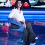 Nazan Kesal Instagram - Güzel bir anı oldu.🥰Kalsın burada..🫶Hayranlara da selam olsun✋🏾💐iyilikle sevgiyle kalın..Daima🙏🏻Teşekkürler @verissimotv @mediasetinfinity @cristiano.demasi