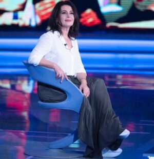 Nazan Kesal Instagram - Güzel bir anı oldu.🥰Kalsın burada..🫶Hayranlara da selam olsun✋🏾💐iyilikle sevgiyle kalın..Daima🙏🏻Teşekkürler @verissimotv @mediasetinfinity @cristiano.demasi