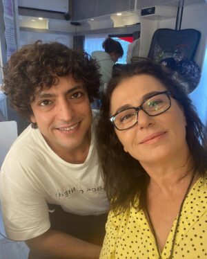 Nazan Kesal Instagram - Hayatla Barış filmimin son sahnesini çektim,Aysele sonkez baktım..Ayseli seyirciye emanet ederek vedalaştım.
Barışın annesi olma yolculuğumda filmin yönetmeni sevgili Ekin e @ekinpandir 
ve yön yardımcımız @ceylankarasarlioglu na 
yapımcımız @hunkardogann a uygulayıcı yapımcımız @erdalbali ye canlarım @taner_olmez Taner e 
ve Barışa @baristelliofficial 
görüntü yönetmenimiz #serdarünlütürk e 
hazırlık ekibine @beseyustel 
Bu anlamlı filme emeği geçen katkı ,sunan değer katan ,herkese şükran🙏🏻
@hayatlabarisfilm Hayatla Barış yakında sinemalarda🫶😎