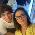 Nazan Kesal Instagram - Hayatla Barış filmimin son sahnesini çektim,Aysele sonkez baktım..Ayseli seyirciye emanet ederek vedalaştım. Barışın annesi olma yolculuğumda filmin yönetmeni sevgili Ekin e @ekinpandir ve yön yardımcımız @ceylankarasarlioglu na yapımcımız @hunkardogann a uygulayıcı yapımcımız @erdalbali ye canlarım @taner_olmez Taner e ve Barışa @baristelliofficial görüntü yönetmenimiz #serdarünlütürk e hazırlık ekibine @beseyustel Bu anlamlı filme emeği geçen katkı ,sunan değer katan ,herkese şükran🙏🏻 @hayatlabarisfilm Hayatla Barış yakında sinemalarda🫶😎