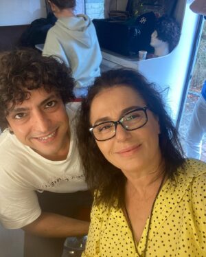 Nazan Kesal Instagram - Hayatla Barış filmimin son sahnesini çektim,Aysele sonkez baktım..Ayseli seyirciye emanet ederek vedalaştım.
Barışın annesi olma yolculuğumda filmin yönetmeni sevgili Ekin e @ekinpandir 
ve yön yardımcımız @ceylankarasarlioglu na 
yapımcımız @hunkardogann a uygulayıcı yapımcımız @erdalbali ye canlarım @taner_olmez Taner e 
ve Barışa @baristelliofficial 
görüntü yönetmenimiz #serdarünlütürk e 
hazırlık ekibine @beseyustel 
Bu anlamlı filme emeği geçen katkı ,sunan değer katan ,herkese şükran🙏🏻
@hayatlabarisfilm Hayatla Barış yakında sinemalarda🫶😎