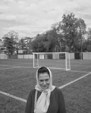 Nazan Kesal Instagram - Hayatla Barış filmimin son sahnesini çektim,Aysele sonkez baktım..Ayseli seyirciye emanet ederek vedalaştım.
Barışın annesi olma yolculuğumda filmin yönetmeni sevgili Ekin e @ekinpandir 
ve yön yardımcımız @ceylankarasarlioglu na 
yapımcımız @hunkardogann a uygulayıcı yapımcımız @erdalbali ye canlarım @taner_olmez Taner e 
ve Barışa @baristelliofficial 
görüntü yönetmenimiz #serdarünlütürk e 
hazırlık ekibine @beseyustel 
Bu anlamlı filme emeği geçen katkı ,sunan değer katan ,herkese şükran🙏🏻
@hayatlabarisfilm Hayatla Barış yakında sinemalarda🫶😎