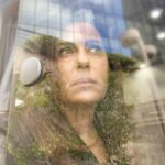 Nazan Kesal Instagram - #yansımalar DENGE Sizin alınız al inandım Sizin morunuz mor inandım Tanrınız büyük amenna Şiiriniz adamakıllı şiir Dumanı da caba Bütün ağaçlarla uyuşmuşum Kalabalık ha olmuş ha olmamış Sokaklarda yitirmiş cebimde bulmuşum Ama sokaklar şöyleymiş Ağaçlar böyleymiş Ama sizin adınız ne Benim dengemi bozmayınız Aşkım da değişebilir gerçeklerim de Pırıl pırıl dalgalı bir denize karşı Yangelmişim diz boyu sulara Hepinize iyiniyetle gülümsüyorum Hiçbirinizle dövüşemem Benim bir gizli bildiğim var Sizin alınız al inandım Morunuz mor inandım Ben tam kendime göre Ben tam dünyaya göre Ama sizin adınız ne Benim dengemi bozmayınız Turgut Uyar❤️🙏🏻