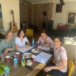 Nazan Kesal Instagram - Sinema filmi Suyun Yüzü, ilk buluşma 🥰 Zeynep Köprülü Zeka nın ilk uzun metrajlı filmi “Suyun Yüzü” için buluştuk. Nasıl güzel bir senaryo👌 nasıl güzel bir ekip ❤️💐 Çok güzel olacağına inandığım bu ilk filmin ,ilk okumasını yaptık. @zipkop @cemreebuzziya_ #suyunyüzü #sinemafilmi Rastgele✋🏾💐