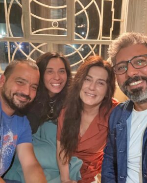 Nazan Kesal Instagram - Hayatla Barış filmimin son sahnesini çektim,Aysele sonkez baktım..Ayseli seyirciye emanet ederek vedalaştım.
Barışın annesi olma yolculuğumda filmin yönetmeni sevgili Ekin e @ekinpandir 
ve yön yardımcımız @ceylankarasarlioglu na 
yapımcımız @hunkardogann a uygulayıcı yapımcımız @erdalbali ye canlarım @taner_olmez Taner e 
ve Barışa @baristelliofficial 
görüntü yönetmenimiz #serdarünlütürk e 
hazırlık ekibine @beseyustel 
Bu anlamlı filme emeği geçen katkı ,sunan değer katan ,herkese şükran🙏🏻
@hayatlabarisfilm Hayatla Barış yakında sinemalarda🫶😎