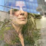 Nazan Kesal Instagram - #yansımalar DENGE Sizin alınız al inandım Sizin morunuz mor inandım Tanrınız büyük amenna Şiiriniz adamakıllı şiir Dumanı da caba Bütün ağaçlarla uyuşmuşum Kalabalık ha olmuş ha olmamış Sokaklarda yitirmiş cebimde bulmuşum Ama sokaklar şöyleymiş Ağaçlar böyleymiş Ama sizin adınız ne Benim dengemi bozmayınız Aşkım da değişebilir gerçeklerim de Pırıl pırıl dalgalı bir denize karşı Yangelmişim diz boyu sulara Hepinize iyiniyetle gülümsüyorum Hiçbirinizle dövüşemem Benim bir gizli bildiğim var Sizin alınız al inandım Morunuz mor inandım Ben tam kendime göre Ben tam dünyaya göre Ama sizin adınız ne Benim dengemi bozmayınız Turgut Uyar❤️🙏🏻