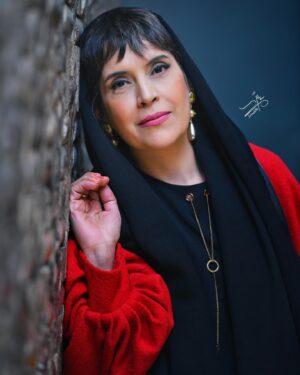 Nazanin Farahani Instagram - روزی ما دوباره کبوتر های مان را پیدا خواهیم کرد
و مهربانی دست زیبایی را خواهد گرفت
روزی که کمترین سرود
بوسه است
و هر انسان
برای هر انسان
برادری است
روزی که دیگر درهای خانه شان را نمی بندند
قفل
افسانه یی ست
و قلب
برای زندگی بس است
… 

و من آن روز را انتظار می‌کشم
حتا روزی
که دیگر
نباشم.

One day we will find our doves again
And kindness will hold the hand of beauty
The day when the smallest hymn is a kiss
And each is a brother to each
The day when they no longer close the doors
The lock is a myth
And the heart is enough for life
…

I will be waiting for that day
Even if 
I
no longer
exist 

عکس ها: @soroushmn_ 
#شعر #احمدشاملو
 #زندگی#عشق #نور