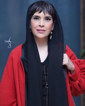 Nazanin Farahani Instagram - هر بار که به سفری می روم، نیمی از من آنجا می ماند، او‌که با جغرافیای زمین آمیخته است ، او که با طبیعت جاندار می شود، او که  برمی گردد معلق در حسرت عطر گل های خیس و اضطراب بوق های تکراری و همیشگی ماشین ها این سو و آن سو می شود و شهر دوباره می مکد بوها و نجواها را تا هیچ…

#نازنین_فراهانی 
#سفر #عشق
Photo by: @laleh.photographerr