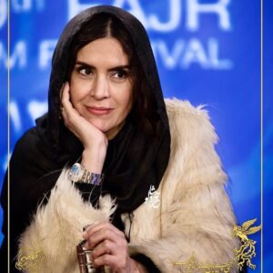 Nazanin Farahani Instagram - عکس هایی که هنرمندان عکاس در فوتوکال فیلم مصلحت ثبت کردند. دوست داشتم در دیوار خودم باشد و بماند از من. 
و نیز بهانه ای باشد که به دوستانم، خانواده ام و تمام کسانی که با عشقشان شگفت زده ام کردند و  به من عشق دادند بگویم چه قدر قدردانتان هستم., چه قدر عاشقم بر شما بیش تر از پیش . پروردگارا شکر بابت این همه عشق 
در نور باشید و بمانید 
#باعشق_جهان_را_تغییر_دهیم 
#نازنین_فراهانی 
#عشق