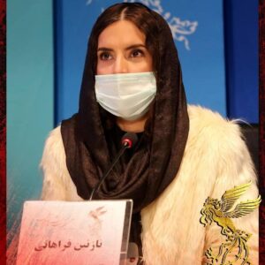 Nazanin Farahani Instagram - عکس هایی که هنرمندان عکاس در فوتوکال فیلم مصلحت ثبت کردند. دوست داشتم در دیوار خودم باشد و بماند از من. 
و نیز بهانه ای باشد که به دوستانم، خانواده ام و تمام کسانی که با عشقشان شگفت زده ام کردند و  به من عشق دادند بگویم چه قدر قدردانتان هستم., چه قدر عاشقم بر شما بیش تر از پیش . پروردگارا شکر بابت این همه عشق 
در نور باشید و بمانید 
#باعشق_جهان_را_تغییر_دهیم 
#نازنین_فراهانی 
#عشق