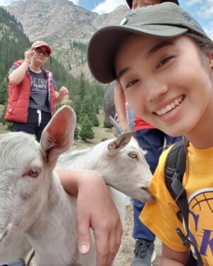 Nazbiike Aidarova Instagram - Все вроде хорошо.. а потом смотришь  и "батц" 😂 🌸🐐 _______________________________________
Айт маарек болсун! 
_______________________________________
Спасибо за поздравления 🥰❤☺️ очень приятно 💐