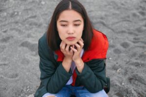 Nazbiike Aidarova Instagram - В городе не до человека. Людей нет, есть функции: почтальон, продавец, сосед, который мешает. Человеком дорожишь в пустыне. (Антуан де Сент-Экзюпери)