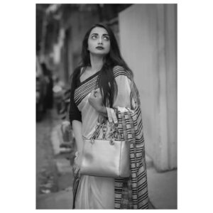 Nazia Haque Orsha Instagram - No Bengali Girl can ever say no to the magic of a saree 🤍🖤