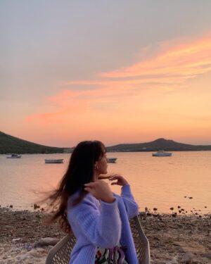 Nazlı Pınar Kaya Instagram - ‘günün en güzel saatleri bunlar’

yaz akşamları hırkaya sarılmayı severim.Yaz akşamlarını severim.Rüzgarın yüzüme dokunması her şey yolunda gibi hissettirir.Deniz dönüşlerinde çantamdan dökülen kum tanelerini,güneş yağının kokusunu,ayaklarım yandığı için denize koşar adım girmeyi severim.Tüm kış beklediğim günleri,denizi izleyerek şükran duymayı,arkadaşlarımla balkon sohbetlerini,kamp sandalyesini sırtlayıp sahile kurulmayı,sonsuza kadar mutlu hissettirecek anılarımı çantama atmayı,tüm kış gülümseyerek hatırlamayı.Arabanın içine günışığının vuruşunu izlediğim yolculuklarda arkada çalan parçayla hayallere dalmayı,karpuzu,terliklerimi,
yanaklarımın gülmekten ağrımasını severim.Hayatım boyunca boş durduğum anlarda kendimi hep huzursuz hissetmişimdir  illa bir şey okumalıyım,yeni bir şey izlemeli yeni bir şey öğrenmeliyim ama yaz geldiğinde bu hissin kısa bir süre de olsa buharlaşması arkama yaslanıp hayatın tadını çıkarmayı,koşturmak zorunda olmadığımı farketmeyi seviyorum.Yaz.Bu kelimenin her köşesini seviyorum.Mutlu anları farketmemiz ve çoğaltmamız dileğiyle..🐚