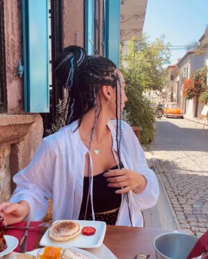 Nazlı Pınar Kaya Instagram - Eski sokaklar,eski kitaplar gibi.📜 
📷 @ecemozkaya
