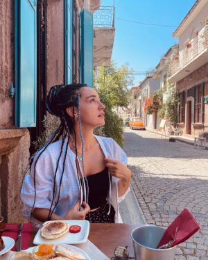 Nazlı Pınar Kaya Instagram - Eski sokaklar,eski kitaplar gibi.📜 
📷 @ecemozkaya
