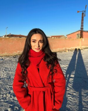 Nazlı Pınar Kaya Instagram - Cemile’nin kırmızı kabanıyla bir günbatımı🌄📽️🎞️

📷 @caglarhazal9