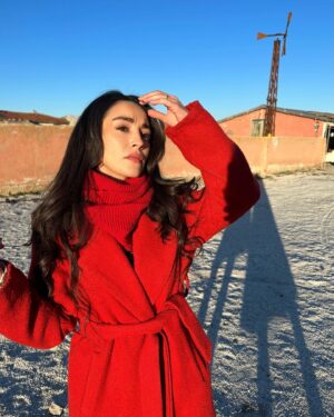 Nazlı Pınar Kaya Instagram - Cemile’nin kırmızı kabanıyla bir günbatımı🌄📽️🎞️

📷 @caglarhazal9