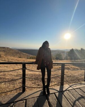 Nazlı Pınar Kaya Instagram - ‘Günler gelip geçmekteler, kuşlar gibi uçmaktalar.’ 🌻