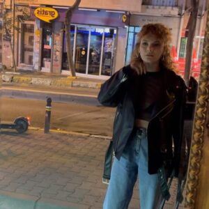 Nazlı Senem Ünal Instagram - Yine asla fotoğraf çekmediğimiz bir akşamdan sadece elimde olanlar .. 

Bu arada ADI AŞK yayında, hemen dinleyin 👊🏻😂
Link bio’da 😎